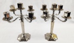 Par de candelabros para 5 velas cada de metal prateado Sheffield Plate. Desgastes no metal. Medindo; 36 x 24 cm