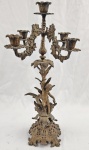 Candelabro para 5 velas em metal dourado, ricamente cinzelado. Medindo: 57 x 24 cm. Apresenta oxidação.