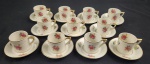 KPM - Kristen Porzellan-Manufaktur, Waldenburg, Polônia (Fundada em 1831 por Carl Kristen). Onze xícaras com seus respectivos pires, apresentando decoração de rosas policromadas e acabamento em filetes dourados nas bordas e alças. Manufatura no verso. Obs.: Uma xícara com trinca vertical no bojo.