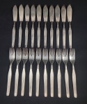 Talheres para peixe em metal prateado da marca Eberle, composto por 10 garfos e 10 facas apresentando cabos de formato afilado com decoração em relevo.