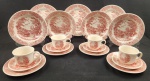 Conjunto para jantar e chá em porcelana, marca Biona, composto por 4 xícaras com respectivos pires, 3 pratos rasos, 4 pratos fundos e 4 pratos de sobremesa, decoração em vermelho com cena campestre e borda ornamentada, apresentam sinais de uso e pequeno bicado. 15 peças.