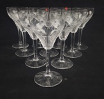 Dez (10) taças para vinho tinto em cristal incolor, lapidado à mão com caneluras e coluna facetada, sendo 3 com bicados. Medida: 15,5 x 8 cm.