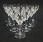 Dez 10 taças para vinho do Porto em cristal incolor, lapidado à mão com caneluras e coluna facetada. Medida: 12,5 x 6 cm.