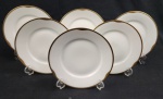 Hutschenreuther Hohenberg, Alemanha. Seis pratos para sobremesa em porcelana alemã esmaltada na cor branca, borda com rendilhado em preto sobre fundo dourado. Manufatura ao verso. Medindo: 19,5 cm.