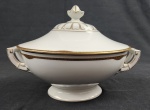 Hutschenreuther Hohenberg, Alemanha. Sopeira em porcelana alemã esmaltada na cor branca, borda com rendilhado em preto sobre fundo dourado. Manufatura ao verso. Medindo: 17 x 25 cm.