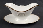 Hutschenreuther Hohenberg, Alemanha. Molheira em porcelana alemã esmaltada na cor branca, borda com rendilhado em preto sobre fundo dourado. Manufatura ao verso. Medindo: 11x25x 14 cm. peq fio de cabelo