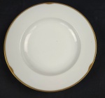 Hutschenreuther Hohenberg, Alemanha. Prato de bolo em porcelana alemã esmaltada na cor branca, borda com rendilhado em preto sobre fundo dourado. Manufatura ao verso. Medindo: 4 x 32 cm