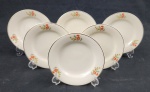 Vista Alegre, Portugal. Seis pratos para sobremesa em porcelana portuguesa, borda decorada com flores e folhagens policromadas com frisos a folha de ouro, marca da manufatura na base. Medindo: 17 cm.