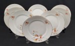 Tielsch & Co. à Altwasser, Germany - Oito pratos rasos em porcelana alemã decorado com flores e folhagens policromadas sobre fundo branco, bordas com frisos a folha de ouro, marca da manufatura na base. Medindo: 24 cm.