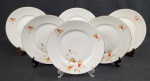 Tielsch & Co. à Altwasser, Germany - Seis rasos em porcelana alemã decorado com flores e folhagens policromadas sobre fundo branco, bordas com frisos a folha de ouro, marca da manufatura na base. Medindo: 24 cm.