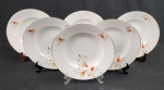 Tielsch & Co. à Altwasser, Germany - Seis pratos fundos em porcelana alemã decorado com flores e folhagens policromadas sobre fundo branco, bordas com frisos a folha de ouro, marca da manufatura na base. Medindo: 4 x 25 cm.