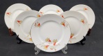 Tielsch & Co. à Altwasser, Germany - Seis pratos para sobremesa em porcelana alemã decorado com flores e folhagens policromadas sobre fundo branco, bordas com frisos a folha de ouro, marca da manufatura na base. Medindo: 19 cm