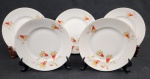 Tielsch & Co. à Altwasser, Germany - Cinco pratos para sobremesa em porcelana alemã decorado com flores e folhagens policromadas sobre fundo branco, bordas com frisos a folha de ouro, marca da manufatura na base. Medindo: 19 cm