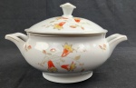 Tielsch & Co. à Altwasser, Germany - Sopeira em porcelana alemã decorado com flores e folhagens policromadas sobre fundo branco, bordas com frisos a folha de ouro, marca da manufatura na base. Medindo: 19 x 29 cm.