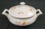 Tielsch & Co. à Altwasser, Germany - Terrina em porcelana alemã decorado com flores e folhagens policromadas sobre fundo branco, bordas com frisos a folha de ouro, marca da manufatura na base. Medindo: 15 x 27 cm.