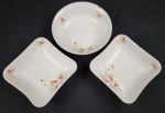 Tielsch & Co. à Altwasser, Germany - Três saladeiras em porcelana alemã decorado com flores e folhagens policromadas sobre fundo branco, bordas com frisos a folha de ouro, marca da manufatura na base. Medindo: 6x25 cm e 6x21x21cm. Uma apresenta fio de cabelo)