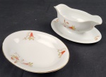 Tielsch & Co. à Altwasser, Germany - Molheira e espinheira em porcelana alemã decorado com flores e folhagens policromadas sobre fundo branco, bordas com frisos a folha de ouro, marca da manufatura na base. Medindo: 9x15x21 cm e 14x22 cm.