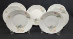 Rosenthal, Bavaria. Sete pratos rasos em porcelana alemã, esmaltada com decoração floral policromada em tons pasteis. Manufatura no verso. Medindo: 25 cm.