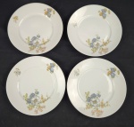 Rosenthal, Bavaria. Quatro pratos para sobremesa em porcelana alemã, esmaltada com decoração floral policromada em tons pasteis. Manufatura no verso. Medindo: 22 cm.