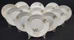 Rosenthal, Bavaria. Treze pratos para pão em porcelana alemã, esmaltada com decoração floral policromada em tons pasteis. Manufatura no verso. Medindo: 19 cm.
