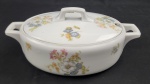 Rosenthal, Bavaria. Sopeira em porcelana alemã, esmaltada com decoração floral policromada em tons pasteis. Manufatura no verso. Medindo: 14x12x 33 cm.