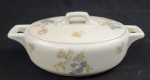 Rosenthal, Bavaria. Terrina em porcelana alemã, esmaltada com decoração floral policromada em tons pasteis. Manufatura no verso. Medindo: 12x17x30 cm, apresenta manchas)
