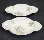 Rosenthal, Bavaria. Duas espinheiras em porcelana alemã, esmaltada com decoração floral policromada em tons pasteis. Manufatura no verso. Medindo: 13 x 26 cm.