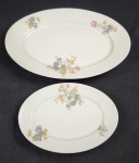 Rosenthal, Bavaria. Duas travessas em porcelana alemã, esmaltada com decoração floral policromada em tons pasteis. Manufatura no verso. Medindo: 17 x 24 cm e 26 x 37 cm.