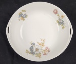 Rosenthal, Bavaria. Saladeira em porcelana alemã, esmaltada com decoração floral policromada em tons pasteis. Manufatura no verso. Medindo: 6 x 24 cm.