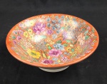 Bowl, em porcelana branca, inglesa, pintada a mão, fundo laranja e flores multicoloridas. Med.: 25x10cm