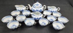 Serviço para chá em porcelana oriental esmaltada e vitrificada, com decoração representando paisagem. Composto por 1 bule para chá, 3 leiteiras e 12 xícaras para chá, sem pires. Total de 16 peças
