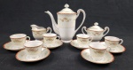 Occupied Japan  Serviço para café em porcelana, composto por 15 peças: 6 xícaras de café com seus respectivos pires (conj. 6 x 12 cm), bule (21 x 22 x 10 cm), leiteira (9 x 12 x 9 cm) e açucareiro com tampa (12 x 16 x 10 cm). Decorado com fina pintura manual representando motivos florais e arabescos, realçados por filetes em tom bordeaux e douração. Marca de origem na base: Made in Occupied Japan, produção do período de ocupação aliada do Japão (19451952).