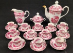 Serviço para café em porcelana Real, decoradas em delicado padrão floral em tonalidade rosa, com ricos arabescos e acabamento em fios de ouro. 12 xícaras de café com respectivos pires, 1 bule, 1 leiteira, 1 açucareiro com tampa. O bule apresenta restauro no bico e discreto reparo na borda interna.