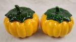 Duas bombonieres em cerâmica esmaltada na cor amarela e verde, no feitio de abobora. Medindo: 18 x 18 cm