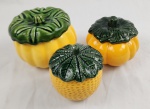 Três bombonieres em cerâmica esmaltada na cor amarela e verde, no feitio de abobora. Medindo: 10 x 12 e 9 x 12  1 com pequeno bicado.