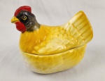 Pote em cerâmica esmaltada e policromada, representando galinha. Medindo: 13 x 13 x 10 cm.