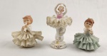 Três pequenas esculturas em porcelana esmaltada e policromada, representando dançarina e daminhas. Medindo: 8x4 cm e 6x7 cm, avarias na saia).