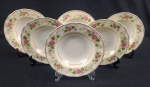 GRINDLEY, Inglaterra. Seis pratos fundos em faiança inglesa esmaltada, decoração floral em policromia sobre fundo bege e amarelo, detalhes a ouro. Marcado. Cerca de 1900. Medindo: 4 x 23 cm. 2 com bicados.