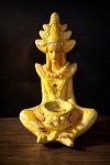 Figura feminina de inspiração oriental, produzido em gesso com adereços simulando jóias (com perdas)