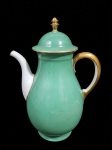 KGL. PRIV. TETTAU- Bule para café em porcelana alemã (Baviera, desde 1794) na coloração verde com frisos. Pega da tampa e alça dourada. Marcada no verso. Med.: 25 x 18cm.