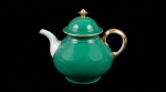 ERRATA:KGL.PRIV.TETTAU- Bule para chá em porcelana alema na coloração verde com frisos, pega da tampa e alça dourada. Pega da tampa colada (veja em fotos). Marcada no verso. Med.: 20 x 33cm.