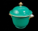 ERRATA: KGL.PRIV.TETTAU - Açucareiro em porcelana alemã na coloração verde com frisos, pega da tampa e alças douradas. Marcada no verso. Med.: 14 x 13cm.