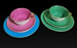 ERRATA:ROYAL BAYREUTH - Par de xicaras para chá com seus pires e prato para bolo da marca   KGL.PRIV.TETTAU em porcelana alemã na coloração rosa, azul violeta e verde com frisos e alças douradas. Marcada no verso. Med.: 5,5 x 11cm; 14,5 x 14,5cm e 17,5 x 17,5cm.