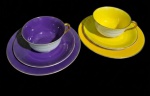 ERRATA: ROYAL BAYREU - Par de xicaras para chá com seus pires da marca ROYAL BAYREU e pratos para bolo da marca KGL.PRIV.TETTAU em porcelana alemã na coloração violeta e amarelo com frisos e alças douradas. Marcada no verso. Med.: 5,5 x 11cm; 14,5 x 14,5cm e 17,5 x 17,5cm.