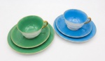 ERRATA:ROYAL BAYREUT - Par de xícaras para chá com seus pires da marca ROYAL BAYREUT   e pratos para bolo da marca KGL.PRIV.TETTAU em porcelana alemã na coloração azul violeta e verde com frisos e alças douradas. Marcada no verso. Med.: 5,5 x 11cm; 14,5 x 14,5cm e 17,5 x 17,5cm.