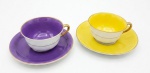 ROYAL BAYREUTH - Par de xícaras para café com seus pires em porcelana alemã na coloração violeta e amarelo com frisos e alças douradas. Marcada no verso. Med.: 4 x 8cm e 11 x 11cm.