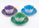 ROSENTHAL - Trio de xícaras para café com seus pires em porcelana alemã na coloração verde, azul e amarelo com frisos e alças douradas. Marcada no verso. Uma trincada. Med.: 4 x 8cm e 11 x 11cm.