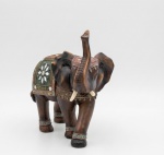Elefante indiano em terracota com policromia e elementos como contas e espelhos. Med.: 22 x 27cm.