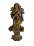NOSSA SENHORA DA CONCEIÇÃO - Imagem em madeira entalhada estilo barroco com rica policromia e olhos de vidro. Possivelmente do século XIX, conforme anotações no verso da base. 26 cm.