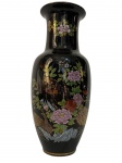 Vaso em porcelana esmaltada na cor preta com pintura policromada representando pavões em meio a flores e folhagens. Alt.: 37 cm.